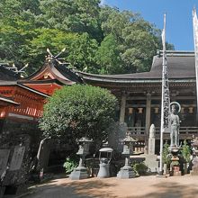 青岸渡寺本堂の隣が本殿