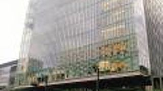 (KITTE博多)　北側の入り口には、ちょっと怖いけど面白い形の郵便ポスト