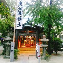 櫛田神社拝殿の左後ろ側にあります