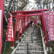 小さな穴守稲荷神社もあります。