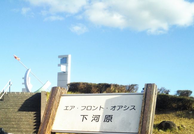 離陸していく旅客機が望めます。