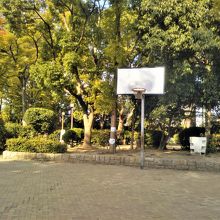 西、産業道沿いに。