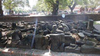 木の根元にある奇跡の仏頭が有名なワット・マハタートへ・・・