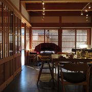 宇陀松山城の石垣が背後にそびえるカフェ・ギャラリー。