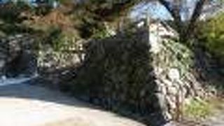 城下にも石垣が残る。