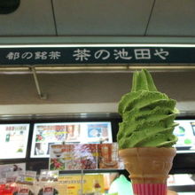 新宿西口広場の前あたりです