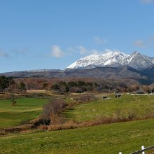 秋の蒜山。雪化粧の大山