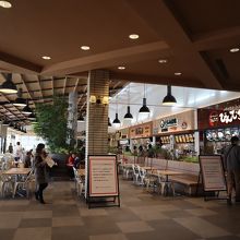 フードコートの入口から