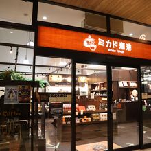 ガラス張りで開放的な店内
