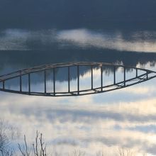 湖底から姿を現したかつての橋梁です