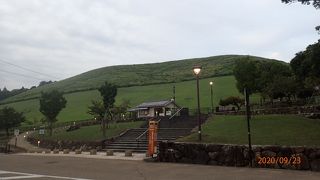 昔々半世紀近く前には柵は無く、無料で山を登った気がしますが。