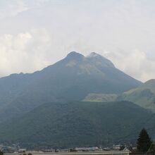 駐車場からの由布岳