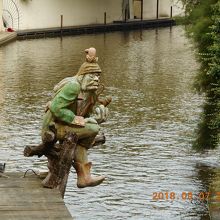 ユニークな表情の人形？