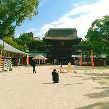 楼門と筥松(右手)、七五三の参拝客