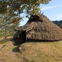 復元された竪穴住居