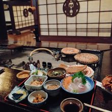 八戸の特産がこれでもか，と載せられた御膳。