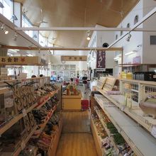 伊賀牛や伊賀焼など伊賀の特産品が充実