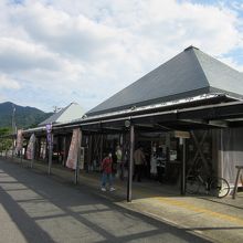 観光客で結構賑わって今した