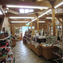 売店は木工品などが比較的充実しています