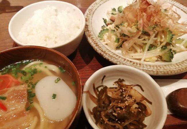 ゴーヤチャンプルと沖縄そば定食（1,010円）を食したら、沖縄ツアーを予約してしまいました