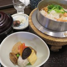 釜飯はエビ・鰻など具沢山　煮物も美味しい