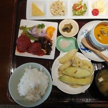 野菜天ぷらと豚カツ熟成デミ&トマトのWソース