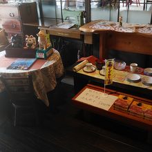 土間付近の小物を販売中でした