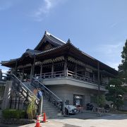 白くてそびえ立つ観音様、足元にはお寺、信仰に浸る