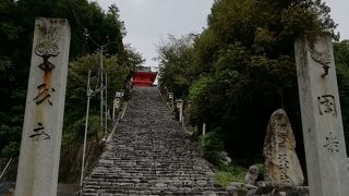 朱塗りの綺麗な神社