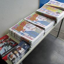 早稲田大学野球部のクリアファイル、両校のスポーツ新聞