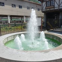 駅前の温泉噴水
