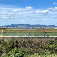 土手の向こうが滑走路。