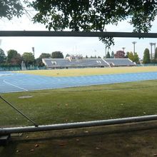 青木町公園に、４００ｍトラックを有する陸上競技場があります。