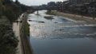 京都河原町駅から八坂神社方面へ！鴨川に架かる人通りの多い橋