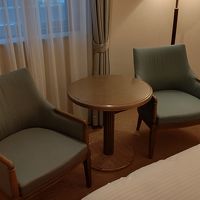 外はビルですが、テーブルと椅子は完備です