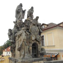 複雑な構図の像