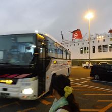 このようにフェリーターミナル真横に来てくれます