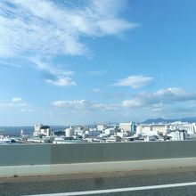 でも車窓は都市高速道路高い高架上を走行中