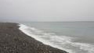 「砂浜」と言うよりは「砂利浜」と言う感じです