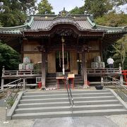 赤い鳥居が目印