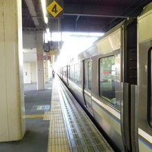 長い編成ですがいつも混んでます