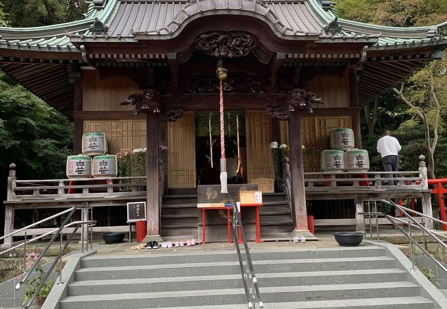 赤い鳥居が目印