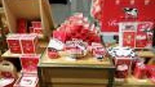 牛乳石鹸とのコラボグッズも！