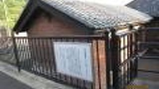 駐車場の隣にあります