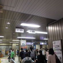 京王モール端の改札口