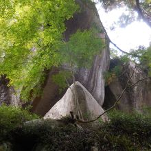 山内の巨石群
