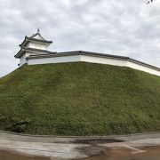 土塁に通路があります