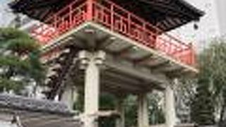 宝蔵寺の鐘楼門にあります