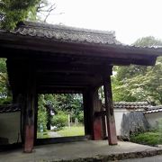 歴史を感じる静かな寺