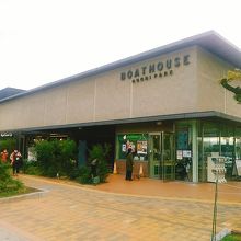 大濠公園の池の北側にあります